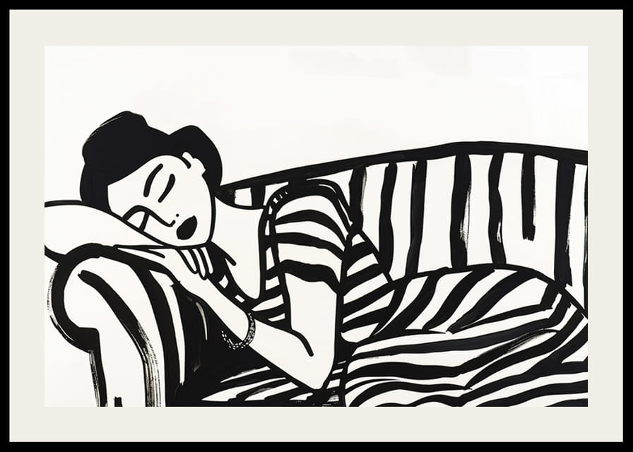 Hun hviler drømmende på en stribet sofa i monokrom elegance.-12