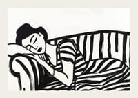 Hun hviler drømmende på en stribet sofa i monokrom elegance.-3