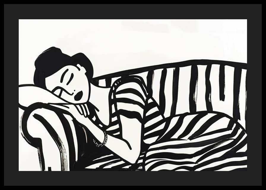 Hun hviler drømmende på en stribet sofa i monokrom elegance.-12