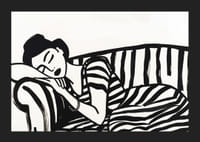 Hun hviler drømmende på en stribet sofa i monokrom elegance.-5