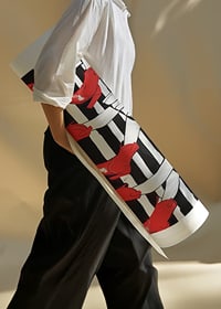 Elegante rode laarzen en dramatische zwart-witte strepen-8