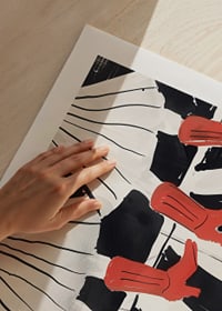 Moderna röda stövlar på en grafisk bakgrund skapar dynamik-9