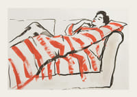 En avslappnad figur inbäddad i färgglada ränder-3