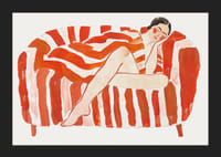 En vilande figur svept i intensivt rödvitrandigt mönster-5