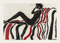 Kontrastfylld silhuett vilar på färgglad soffa-3