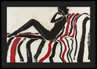 Kontrastfylld silhuett vilar på färgglad soffa-4