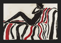 Kontrastfylld silhuett vilar på färgglad soffa-5