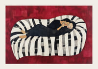 Två personer i en lugn omfamning på en randig bakgrund-3