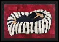 Två personer i en lugn omfamning på en randig bakgrund-4