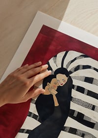 Twee mensen in een vreedzame omhelzing op een gestreepte achtergrond-9