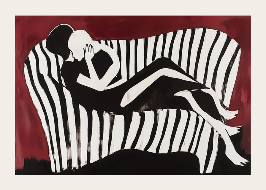 Intima silhuetter på en randig soffa mot en mörk bakgrund-12