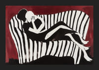 Intima silhuetter på en randig soffa mot en mörk bakgrund-5