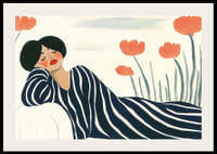 En kvinna vilar i randiga kläder omgiven av orange blommor-2