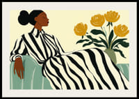 En elegant kvinna i randig klänning omgiven av gyllene blommor-2