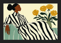 En elegant kvinna i randig klänning omgiven av gyllene blommor-5