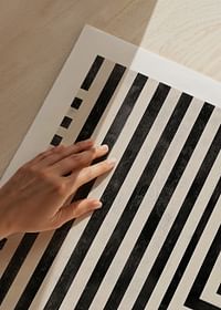 Dynamiske linjer i sort og hvid skaber en hypnotisk symfoni-5