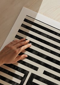 En hypnotisk symmetri av svarta och vita linjer fascinerar och lugnar-9