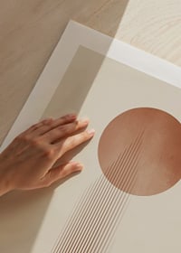 En avskalad design med jordtoner skapar en harmonisk atmosfär-9