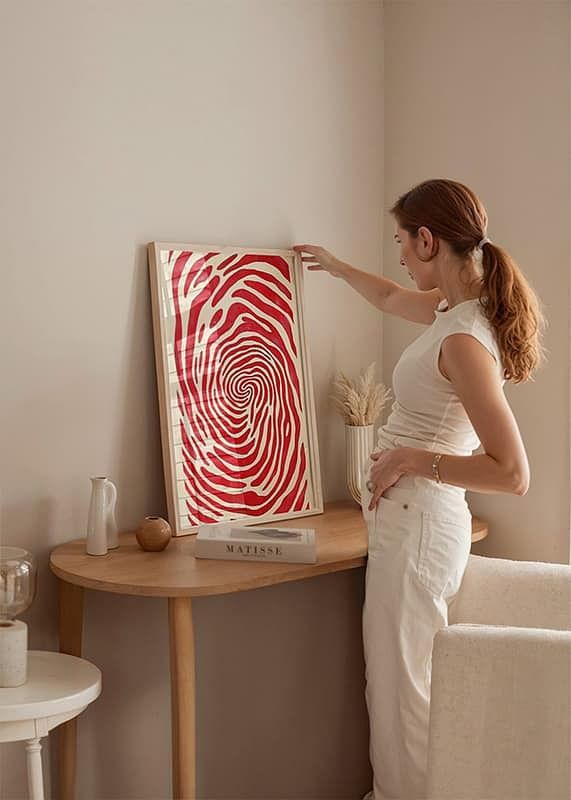 Liniile roșii îndrăznețe creează un model de spirală hipnotic-12
