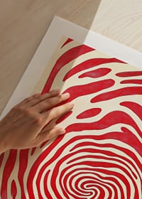 Djärva röda linjer skapar ett hypnotiskt spiralformigt mönster-9