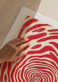 Liniile roșii îndrăznețe creează un model de spirală hipnotic-5