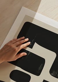 Las formas en blanco y negro crean un equilibrio armonioso y una elegancia moderna.-9