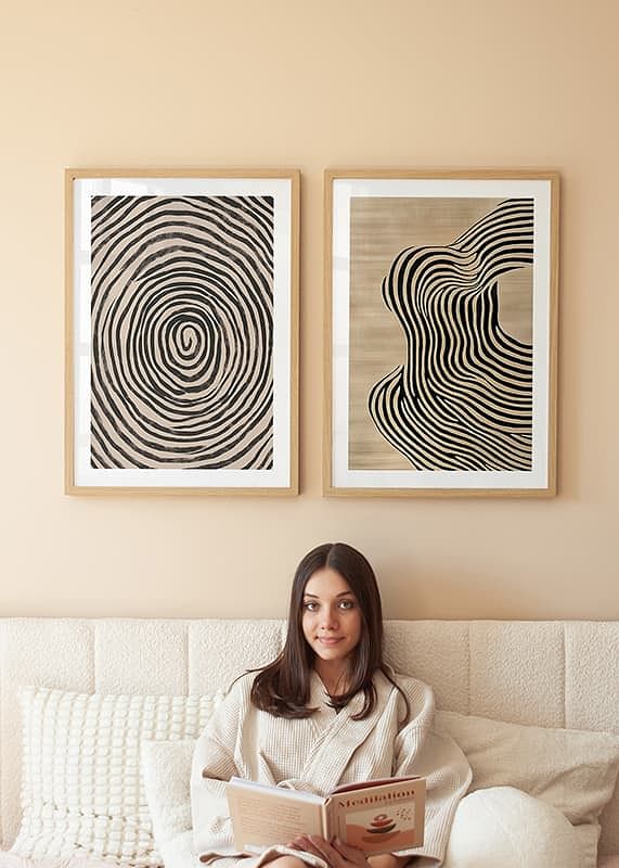 Des lignes noires coulent sur un fond beige, créant du mouvement-12
