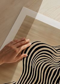 Des lignes noires coulent sur un fond beige, créant du mouvement-5