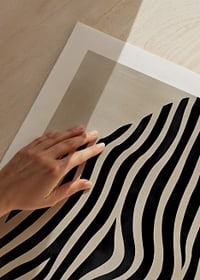 Svarta linjers vågor genom beige bakgrund skapar modern elegans-9
