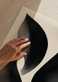 Frunzele alb-negru creează o mișcare elegantă pe această lucrare de artă-3