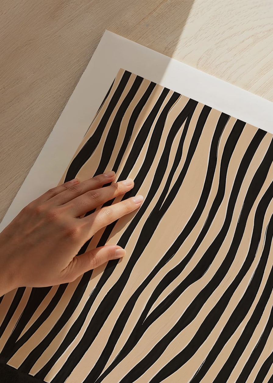 Las elegantes rayas blancas y negras crean un ritmo hipnótico en la habitación.-12