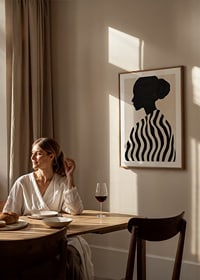 En elegant silhuett mot ett virvlande mönster skapar djup och mystik-8