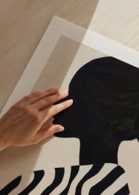 En elegant silhuett mot ett virvlande mönster skapar djup och mystik-9