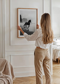 Ståtlig häst springer längs dimmig strand, en symbol för frihet-8