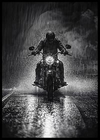 Un motociclist îndrăzneț înfruntă ploaia într-o scenă dramatică-2