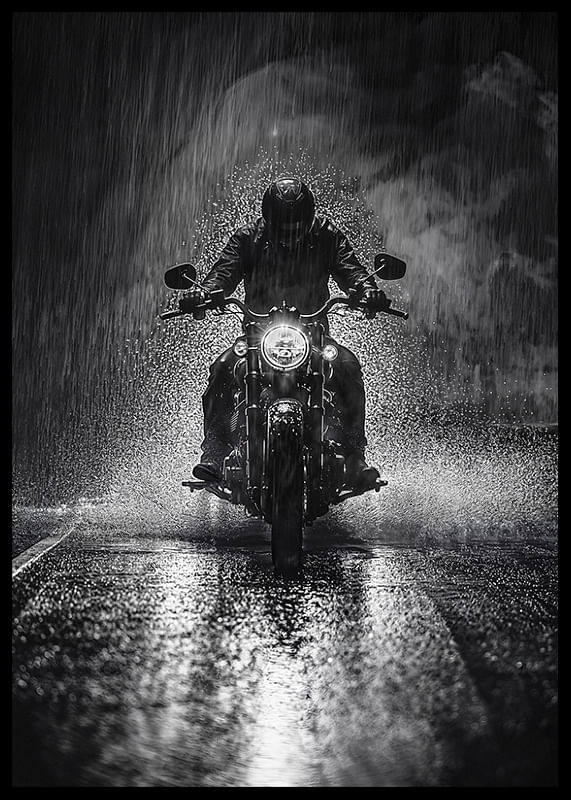 Un motociclist îndrăzneț înfruntă ploaia într-o scenă dramatică-12