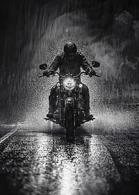 Un motociclist îndrăzneț înfruntă ploaia într-o scenă dramatică-3