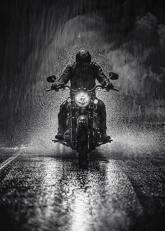 Un motociclist îndrăzneț înfruntă ploaia într-o scenă dramatică-12