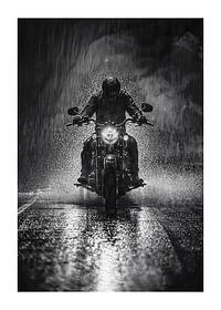Un motociclist îndrăzneț înfruntă ploaia într-o scenă dramatică-1