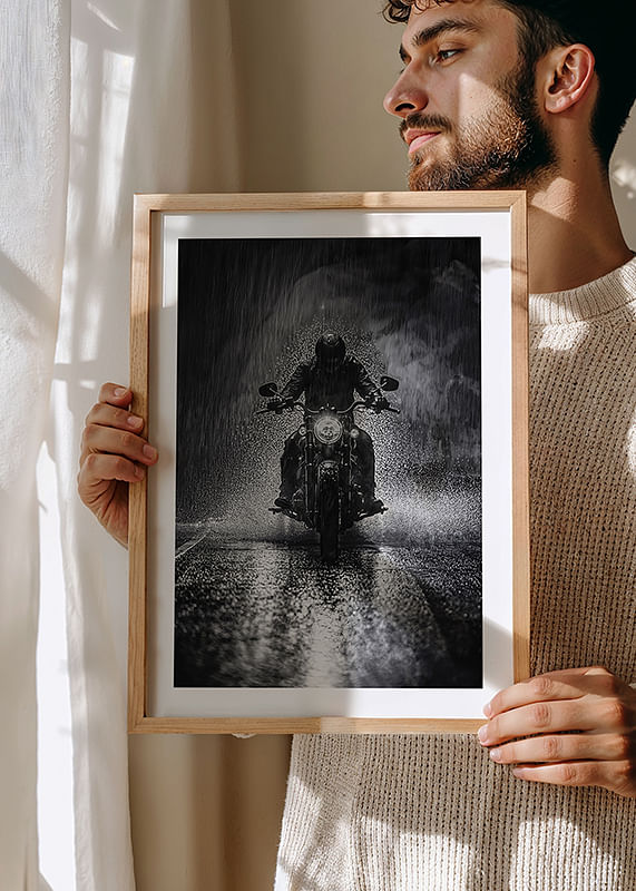 Un motociclist îndrăzneț înfruntă ploaia într-o scenă dramatică-12