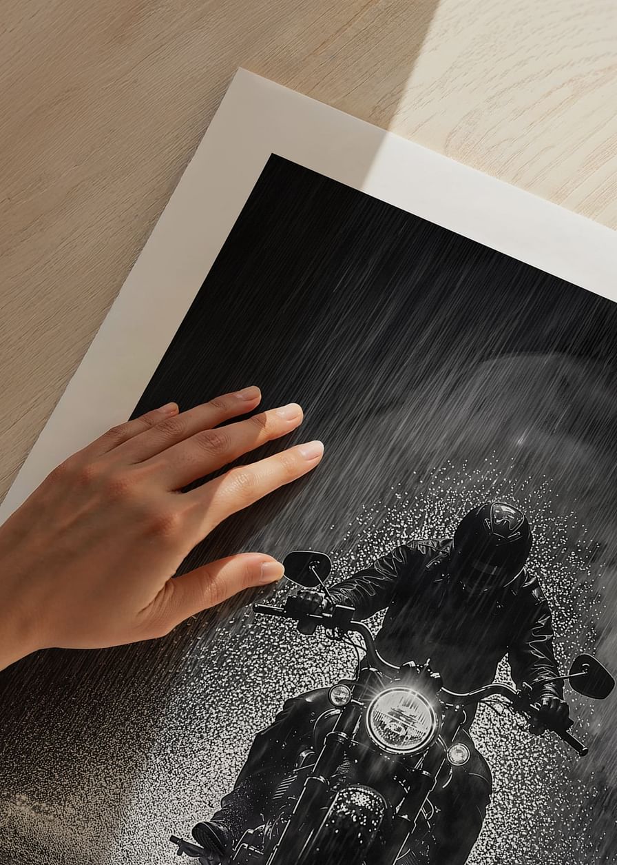 Un motociclist îndrăzneț înfruntă ploaia într-o scenă dramatică-12
