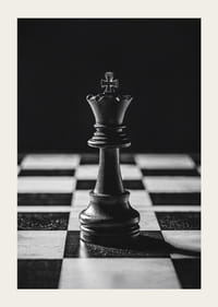 Šachový kráľ stojí majestátne na šachovnici v intenzívnom svetle-5