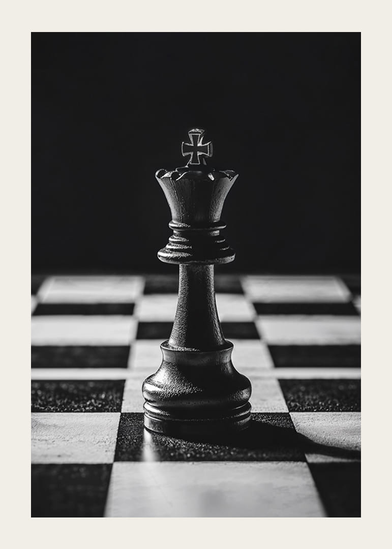 Šachový kráľ stojí majestátne na šachovnici v intenzívnom svetle-12