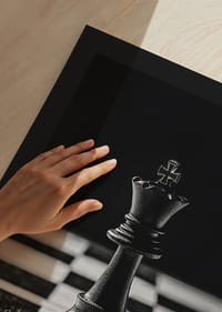 Šachový kráľ stojí majestátne na šachovnici v intenzívnom svetle-9