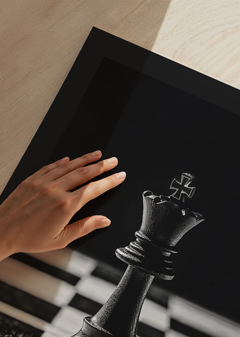 Šachový kráľ stojí majestátne na šachovnici v intenzívnom svetle-12