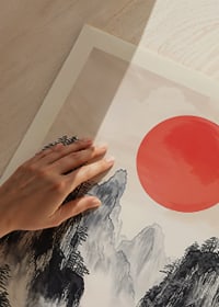 Ett magnifikt bergslandskap med en skinande röd sol-3