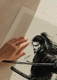 Un samurai dinamic surprins cu cerneală alb-negru magistrală-3