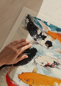 Leuchtende Farben und elegante Koi-Fische in harmonischer Formation-3