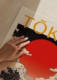 Un val puternic împotriva unui soare roșu creează o priveliște dramatică a Tokyo-3