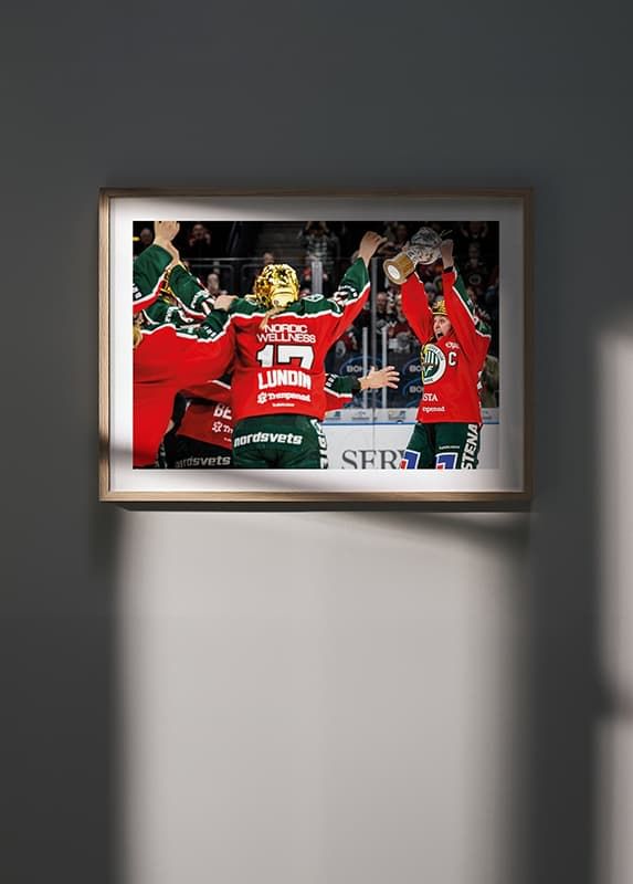 Poster Frölunda HC SDHL Hanna Olsson Lyfter Pokalen crossfade
